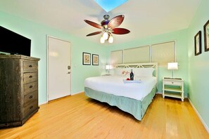 2 bedrooms, iron/ironing board, travel crib, WiFi - Ocean View Deck! | Walk to the Beach | King Suite (Encinitas)