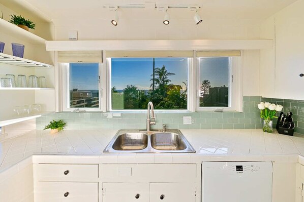 Fridge, microwave, oven, stovetop - Ocean View Deck! | Walk to the Beach | King Suite (Encinitas)