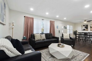 TV, video games, offices - Sleeps 8_4BR|Roomy|Pool Table| FIFA Ready! (Overland Park)
