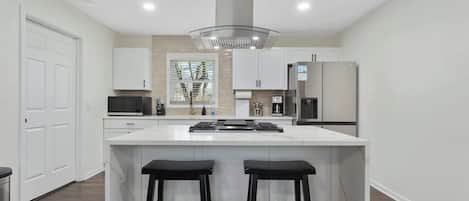 Jääkaappi, mikroaaltouuni, uuni, liesi