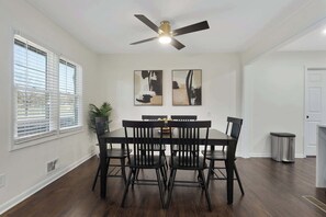 Dining - Sleeps 8_4BR|Roomy|Pool Table| FIFA Ready! (Overland Park)