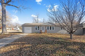 Exterior - Sleeps 8_4BR|Roomy|Pool Table| FIFA Ready! (Overland Park)