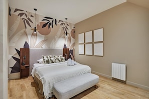 Apartment | Laptop workspace, iron/ironing board, bed sheets - Sublime Triplex Paris Le Marais (Paris)