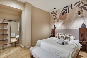 Appartement | Espace de travail pour ordinateurs portables, fer et planche à repasser