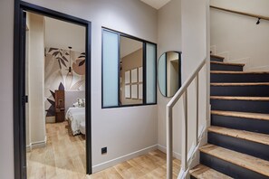 Appartement | Espace de travail pour ordinateurs portables, fer et planche à repasser