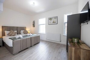 4 habitaciones, tabla de planchar con plancha, cuna de viaje y wifi