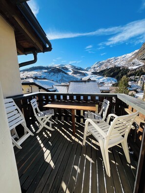 Outdoor dining - Charming vacation apartment for families who love the mountains! (Surses)