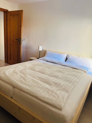 1 bedroom, WiFi, bed sheets - Charming vacation apartment for families who love the mountains! (Surses)