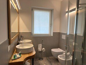 Douche, sèche-cheveux, bidet, serviettes fournies