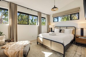 2 habitaciones, escritorio y tabla de planchar con plancha 