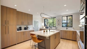 Coffee/tea maker, fridge, microwave, oven - Hillcrest Haven by Colby & Conrad (Los Angeles)