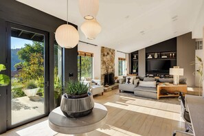 Televisión, chimenea y oficina 