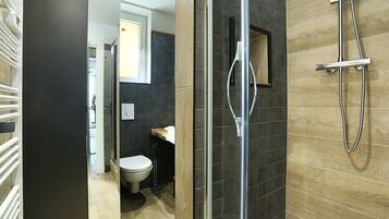 Apartment | Bathroom | Hair dryer, soap, shampoo