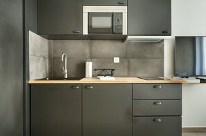 Apartamento | Cocina privada | Frigorífico, microondas, placa de cocina y cafetera o tetera