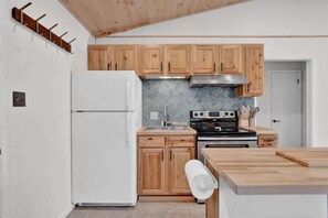 雪櫃、微波爐、焗爐、爐具