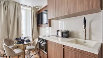 Apartamento | Cozinha privada | Geladeira, micro-ondas, cooktop, cafeteira/chaleira