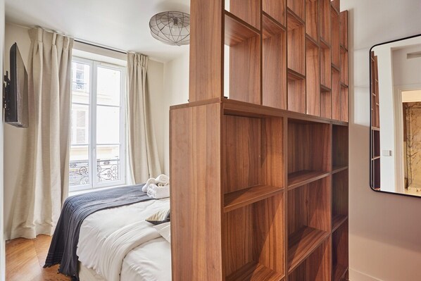 Appartement | Espace de travail pour ordinateur portable, fer et planche Ă repasser