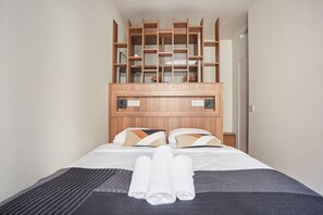 Apartment | Laptop workspace, iron/ironing board, bed sheets - New Apartment Center of Paris Le Marais (Paris)