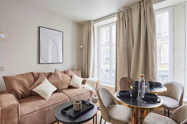 Living area - New Apartment Center of Paris Le Marais (Paris)