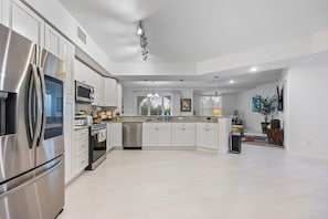 Frigorífico, microondas, horno y placa de cocina