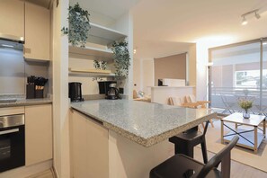 Frigorifero, microonde, forno, piano cottura