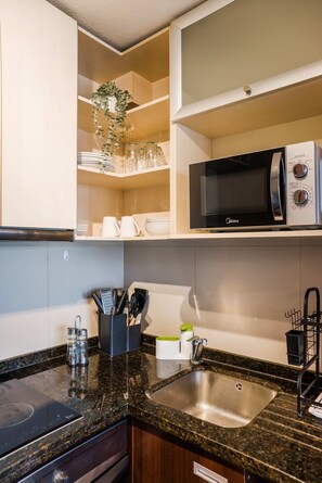 Coffee/tea maker, fridge, microwave, oven