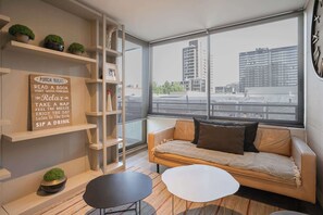 TV, offices - Live the Authentic Vibe of Barrio Italia (Ñuñoa)