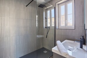 公寓 | 浴室 | 吹风机、肥皂、洗发水