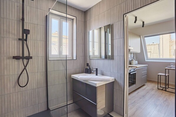 Appartement | Salle de bain | Séchoir à cheveux, savon, shampooing