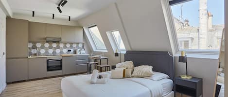 Apartamento | Tabla de planchar con plancha y ropa de cama