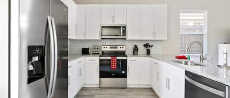 Frigorifero, microonde, forno, piano cottura