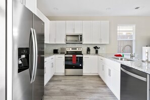 Kylskåp, mikrovågsugn, ugn och spishäll