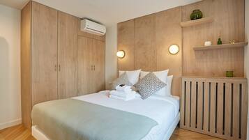 Apartment | Laptop workspace, iron/ironing board, bed sheets