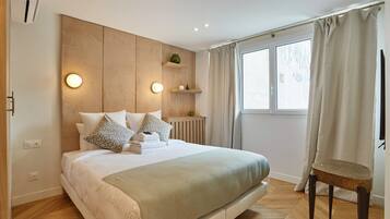 Espacio para trabajar con laptop y tabla de planchar con plancha