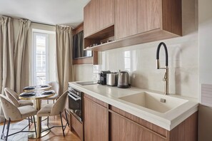 Departamento | Cocina privada | Refrigerador, microondas, horno y parrilla de estufa 