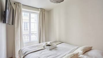 Apartment | Laptop workspace, iron/ironing board, bed sheets