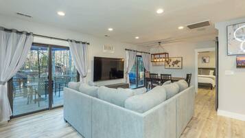 Een smart-tv, tafelvoetbal en boeken