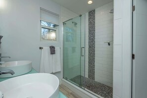 Shower, hair dryer, towels, shampoo - Spacious 4BR Mountain Retreat for 12 in Fairview (Fairview)