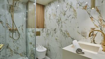 Secador de pelo, toallas