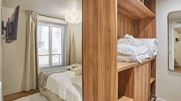 Espacio para trabajar con laptop y tabla de planchar con plancha