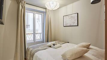 Espacio para trabajar con laptop y tabla de planchar con plancha