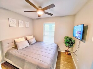 1 dormitorio, tabla de planchar con plancha, wifi y ropa de cama