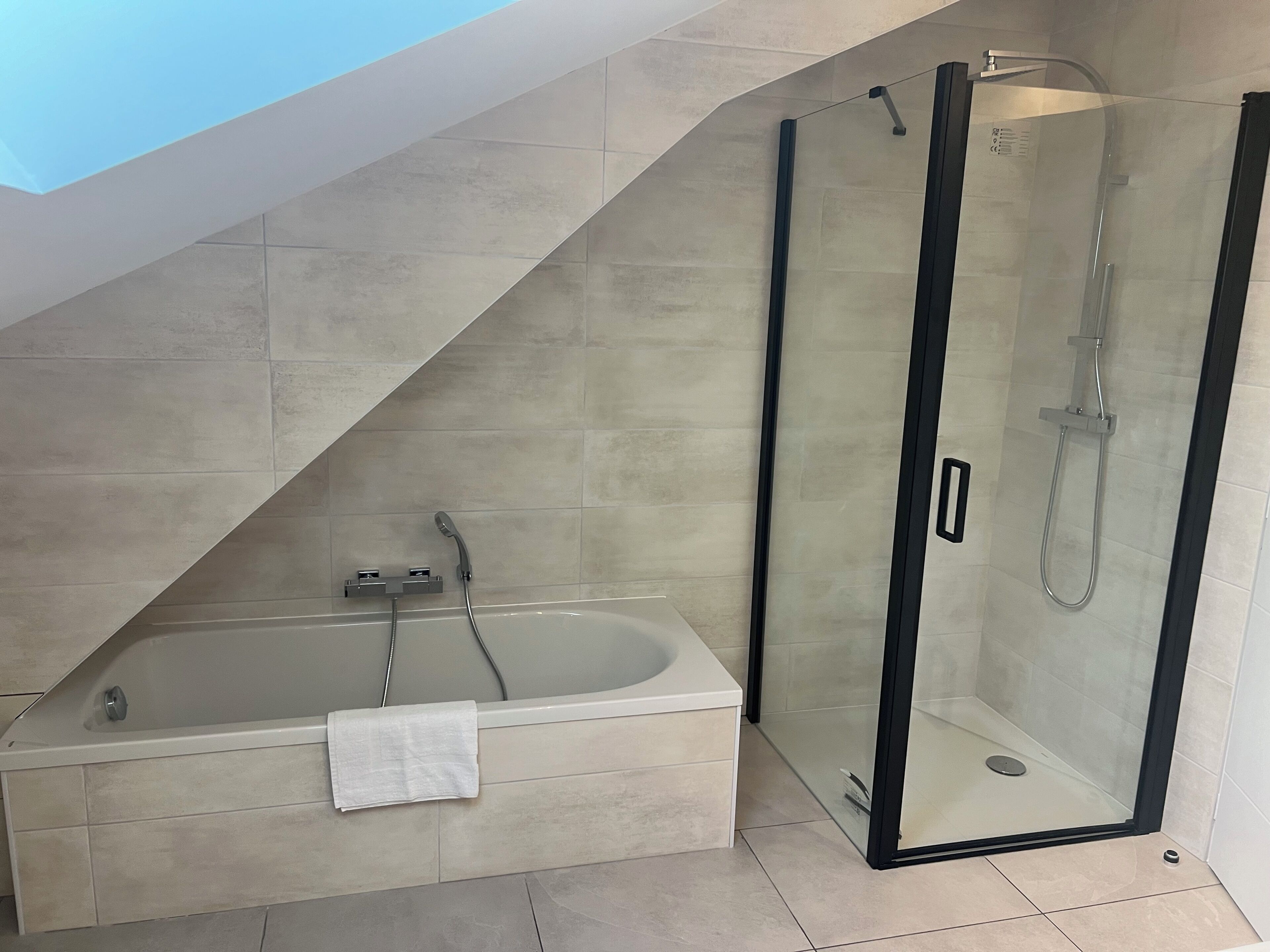 Een douche, handdoeken, toiletpapier