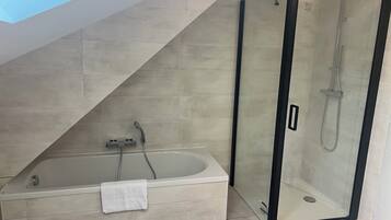 Douche, serviettes fournies, papier toilette