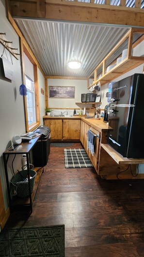 Horno, placa de cocina, molinillo de café y utensilios de cocina