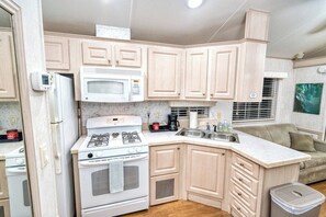 冷蔵庫、電子レンジ、オーブン、コンロ