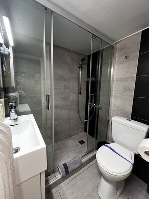 Apartment, Stadtblick | Badezimmer