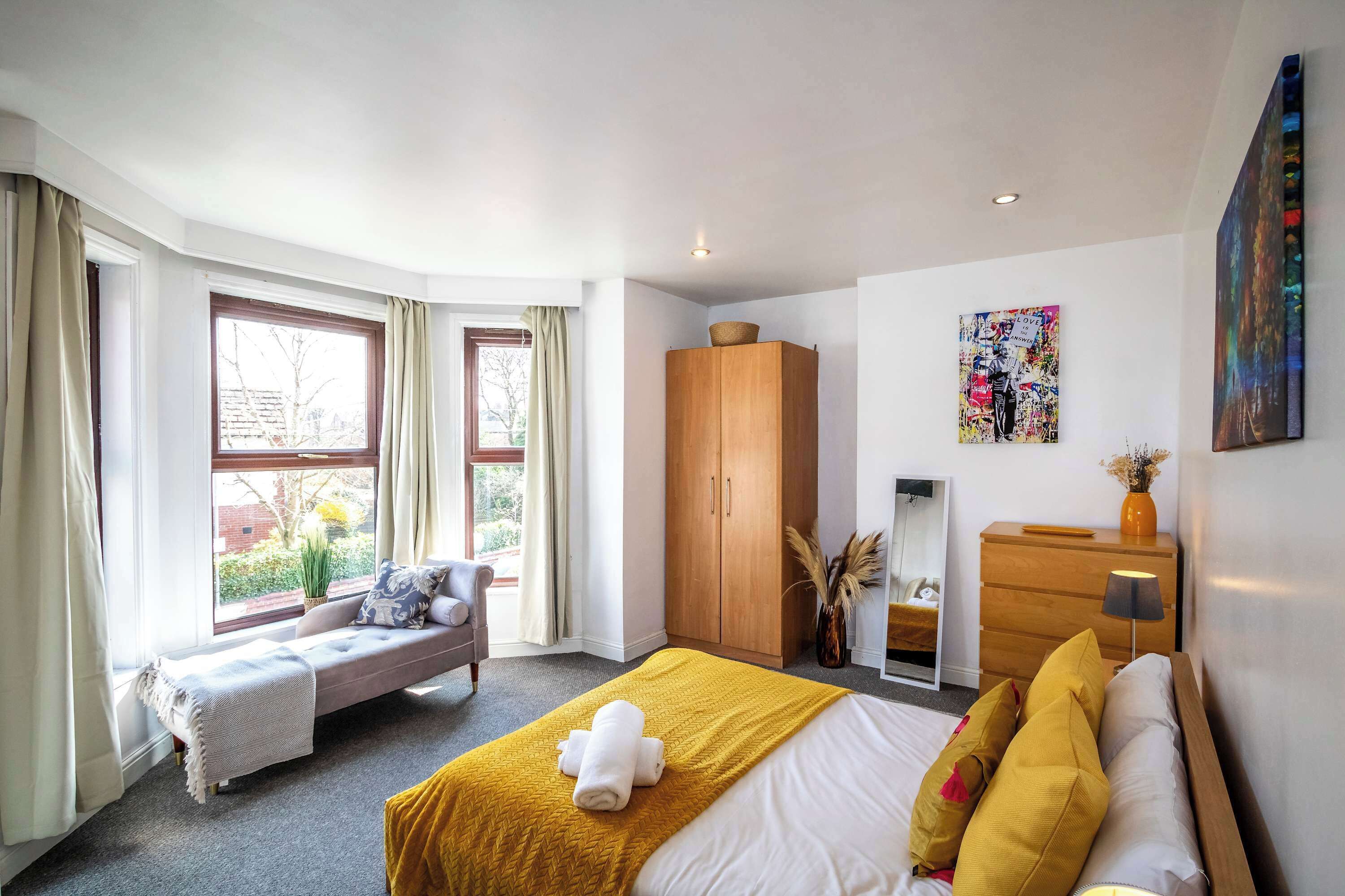 2 soverom, skrivebord, strykejern/-brett og reiseseng for barn