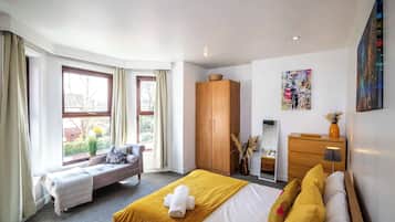 2 soverom, skrivebord, strykejern/-brett og reiseseng for barn