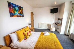 2 Schlafzimmer, Schreibtisch, Bügeleisen/Bügelbrett, Reisekinderbett